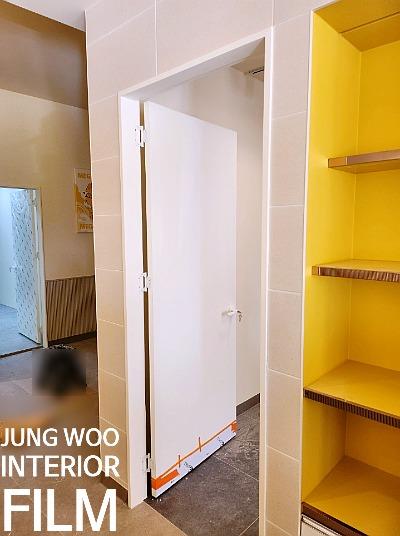 파란 보호 테두리가 둘러진 도어 힌지 부분
