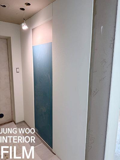청색 도어와 임시 조명이 어우러진 복도