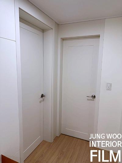 거실 분위기를 바꿔놓은 문틀 시공 완료