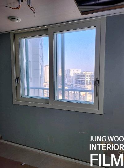회색 벽면과 맞닿은 슬라이딩 창호 근접 샷