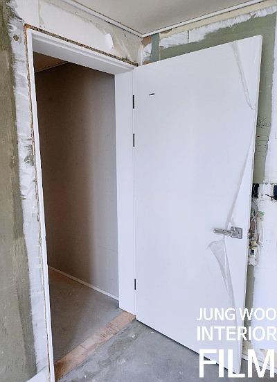 시공 전의 흰색 도어와 벽면