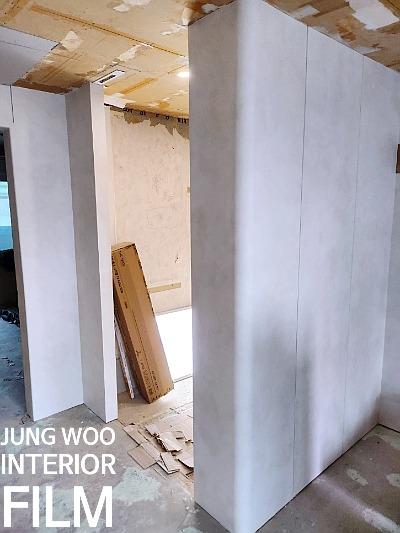 천장이 노출된 상태에서 벽체 설치가 진행 중인 모습