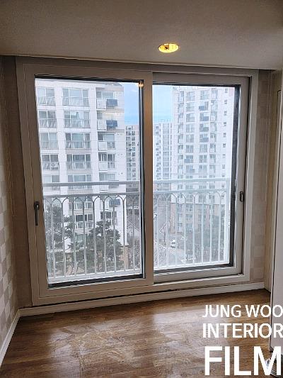 창문 프레임 틈새 필름 부착 과정