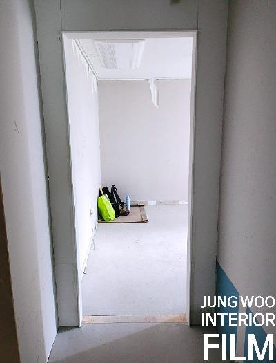 세월이 느껴지던 기존 문틀