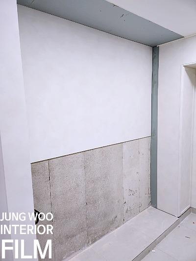 흰색 상부와 회색 하부가 나뉜 벽면 상태
