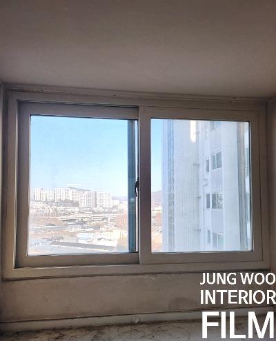 도시 풍경이 반사된 창호 유리