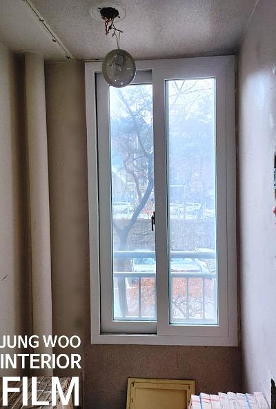 흠집이 보이는 창호 틀과 손잡이 근접 샷