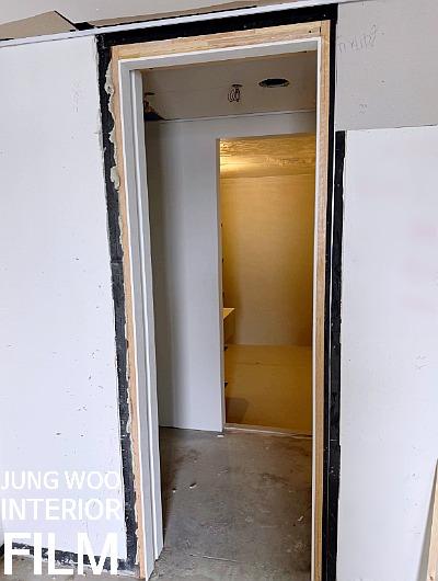 꼼꼼한 밑작업이 진행되던 복도 벽면