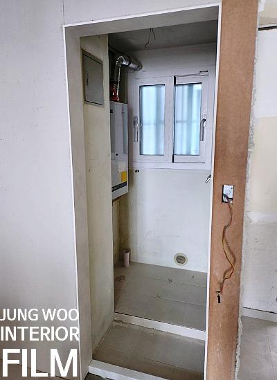 배수구가 보이는 타일 바닥과 창호 주변 공간