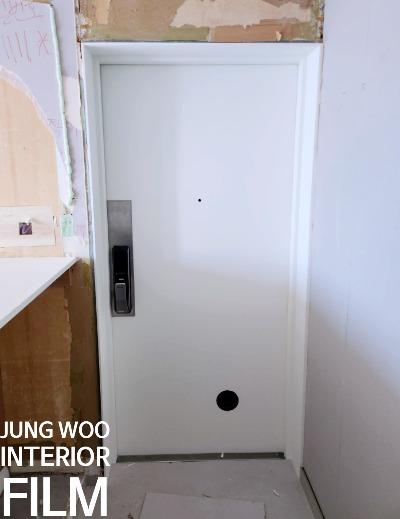 도어 문짝과 프레임 상단부 작업 모습