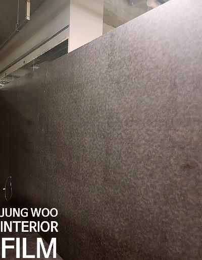 필름 부착 전 텍스처가 드러난 벽면과 천장 구조물