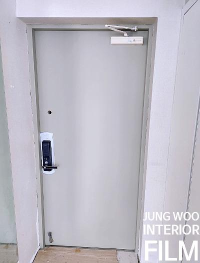 전자 잠금 장치가 설치된 현관 방화문 작업 모습