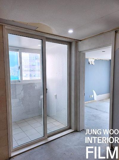 외부 창문과 연결된 슬라이딩 도어 설치 모습