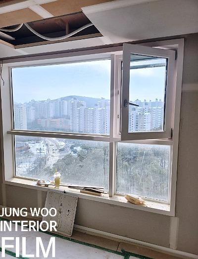 창호 프레임 주변에서 사용 중인 수공구