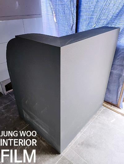 회색 타일 바닥 위 검은색 직사각형 구조물