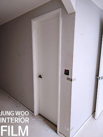 전기 소켓이 노출된 흰색 복도와 도어의 모습