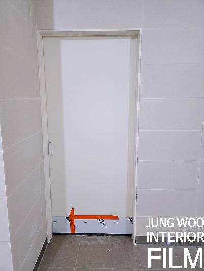 흰색 도어 설치와 함께 세심하게 진행 중인 시공 현장