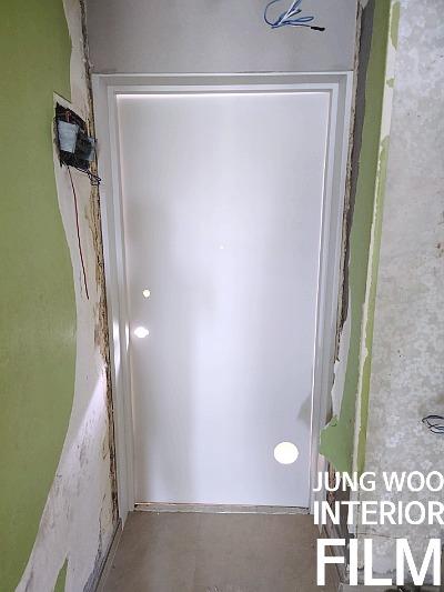 전선이 노출된 복도 공간의 시공 장면