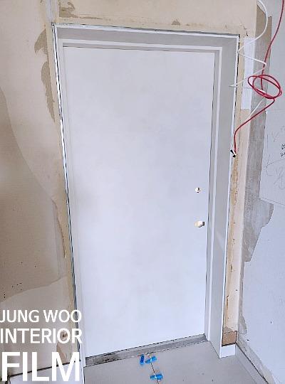 파란 보호 테두리가 둘러진 도어 프레임 근접 모습
