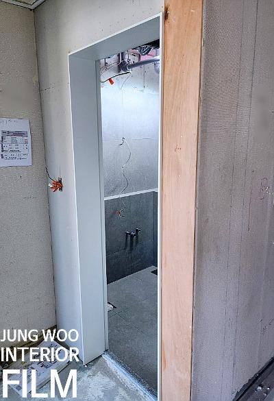 전선이 노출된 벽면과 설치된 문틀