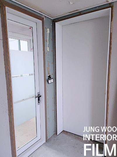 벽면 철거 후 정돈 중인 현관 입구