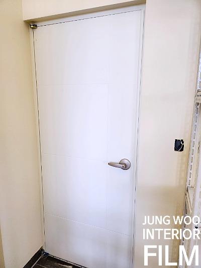 여닫이 도어 상부와 힌지 부분의 근접 모습