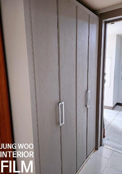 불투명 도어 패널의 필름 부착 과정