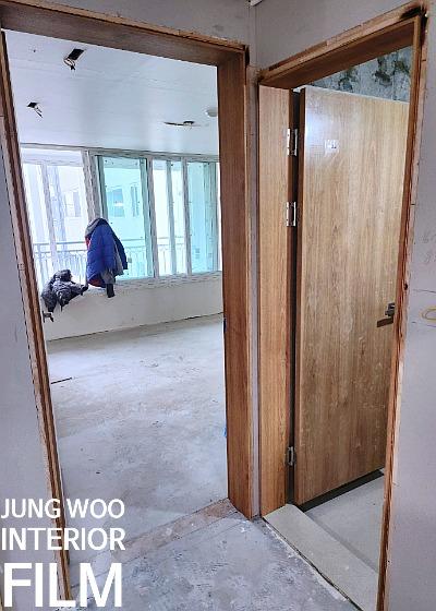 콘크리트 바닥과 여닫이문이 있는 내부