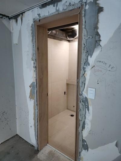 문틀과 벽면의 마감 작업이 진행 중인 모습