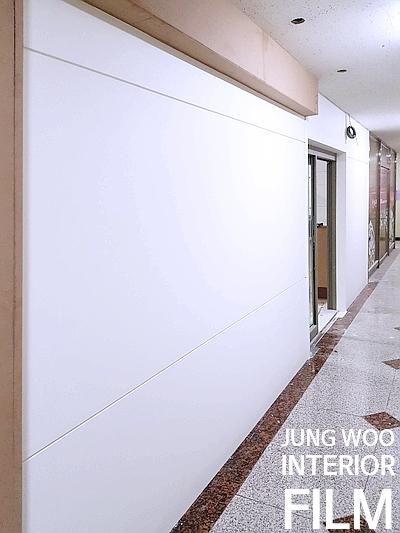 흰색 패널 벽면과 패턴 타일 바닥이 어우러진 모습