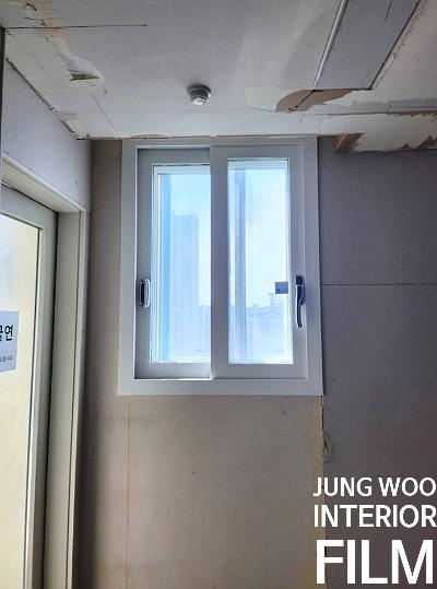 창문 구간의 필름 마무리 작업