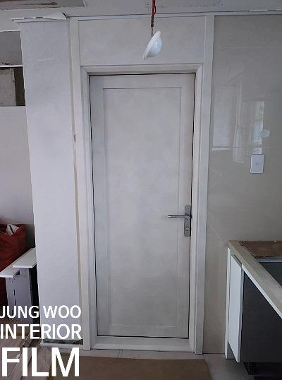 도어 패널의 최종 기포 제거 및 라인 정리