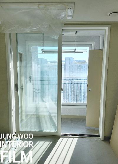 타일 바닥과 맞닿은 창문 시공 과정