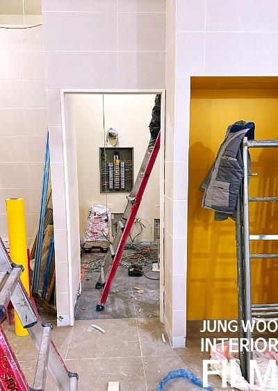 도어 손잡이 주변의 정밀한 컷팅 작업