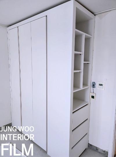수납장 내부 선반과 콘센트 주변 마감