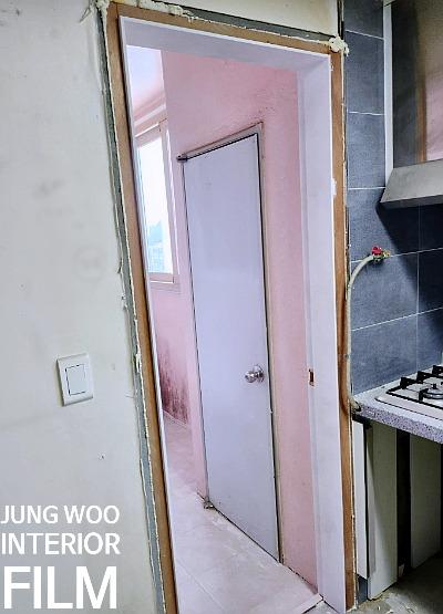 도어 프레임 상단의 접합 부위