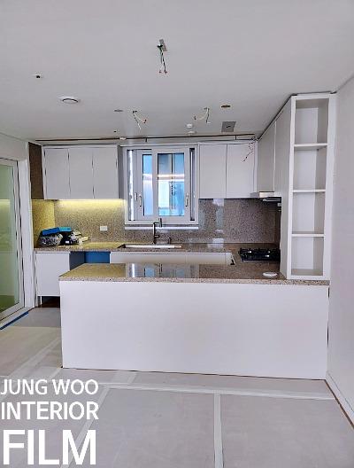 주방 수납장과 싱크볼 주변 시공 모습