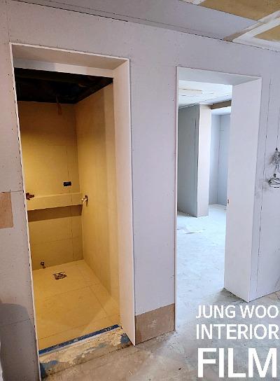 황색 벽면이 드러난 욕실 내부