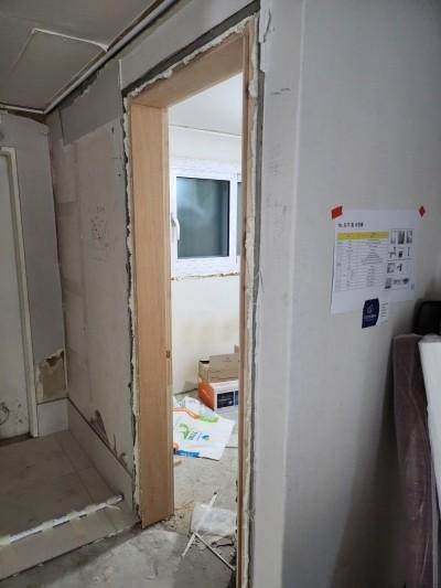 셀로판이 붙어 있고 바닥에 이물질이 있는 시공 전 공간