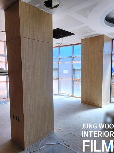 목재 패널 컬럼과 전선이 보이는 창가 주변