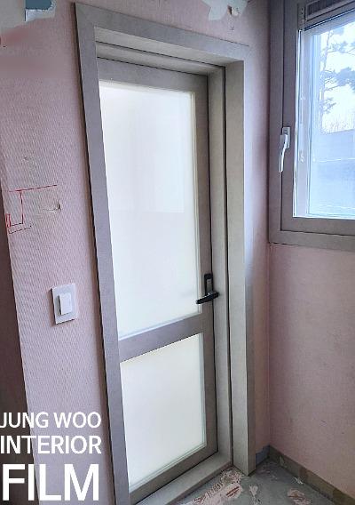 창문 프레임의 전체 톤을 맞추는 모습