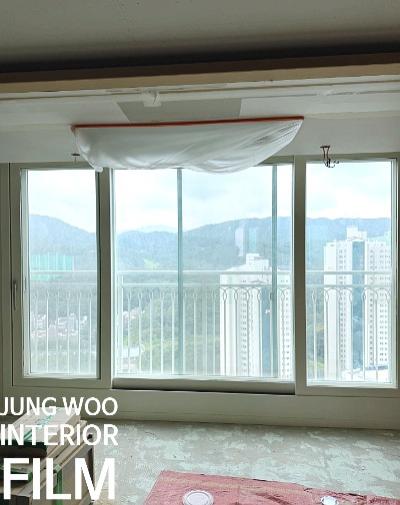 외부 풍경이 보이는 창호 근접 모습