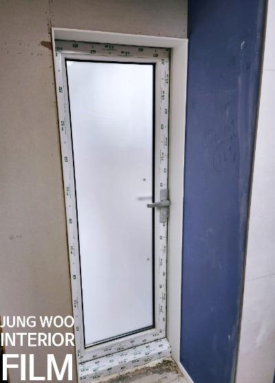 파란 보호 테두리가 둘러진 도어 하부 패널