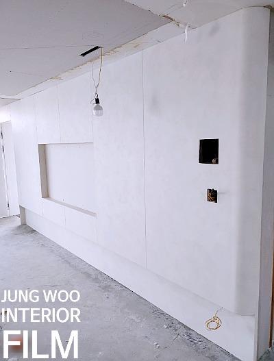 전선이 노출된 천장과 콘크리트 바닥의 복도