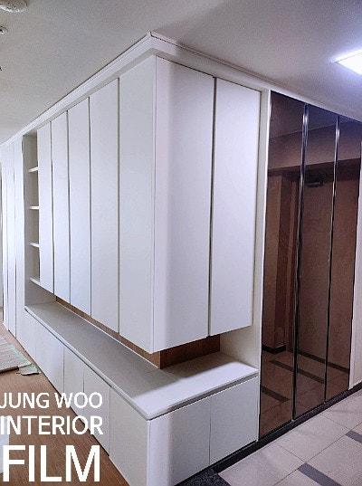 깨끗한 화이트 수납장으로 변신한 드레스룸의 전경