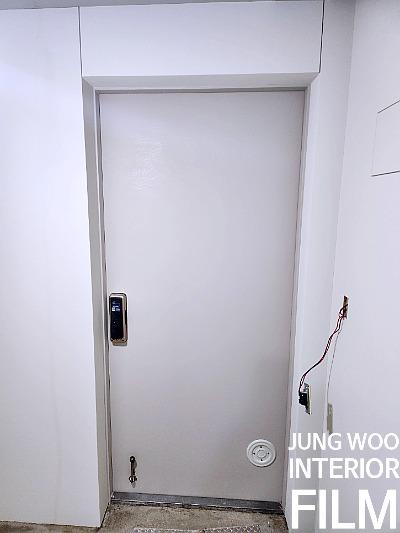 디지털 잠금장치가 부착된 현관 방화문의 시공 전 상태