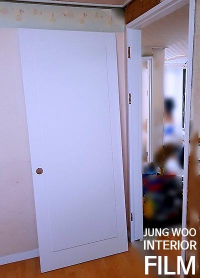 힌지가 보이는 여닫이 도어의 마감 상태