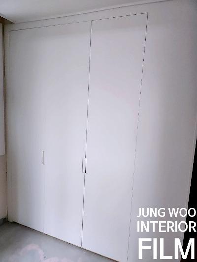 정갈한 화이트 톤으로 완성된 드레스룸 수납장