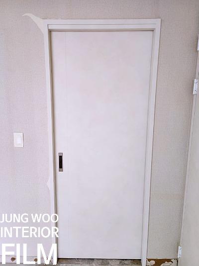 여닫이 도어 힌지 근접 모습