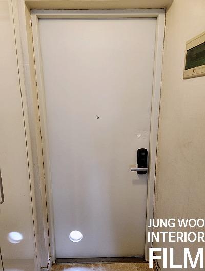 도어 마감을 위해 도구를 배치한 모습
